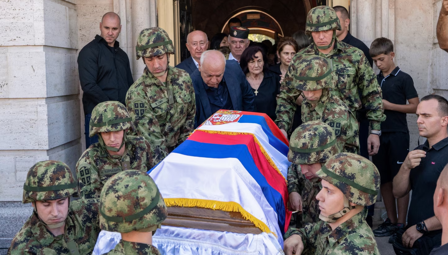Ratko Mladić condannato per genocidio sepolto con onori di stato. Cerimonia presieduta dal Patriarca Porfirije