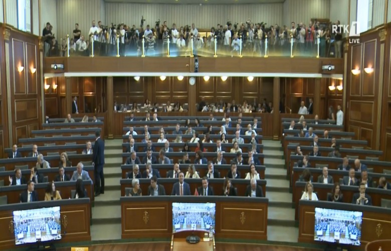 Seduta costitutiva del Parlamento del Kosovo: Albulena Haxhiu eletta Presidente del Parlamento