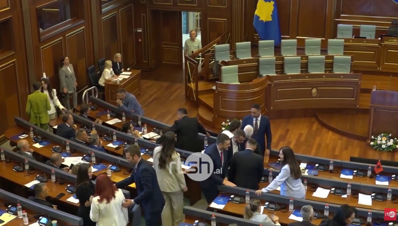 Sostegno agli ex capi dell'UÇK: il Parlamento del Kosovo pronto ad approvare una dichiarazione contro la decisione delle Corti Speciali