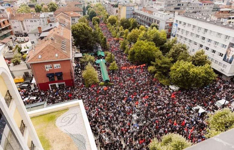 Studenti marciano oggi a Pristina contro la sentenza della Corte Speciale