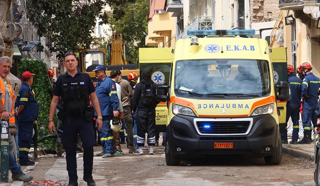 Tragedia a Plaka di Atene: trovati anche gli ultimi due corpi, il bilancio sale a 6 vittime