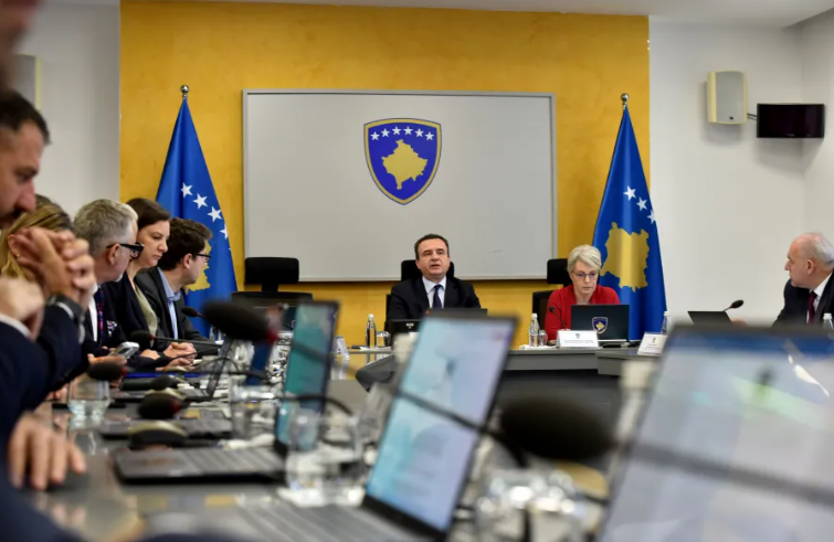 Un giorno dopo il giuramento al Parlamento, oggi si tiene la prima riunione del governo Kurti IV
