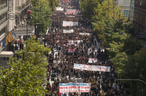 Migliaia di studenti e insegnanti protestano in Grecia contro il costo della vita e i fallimenti dell'istruzione