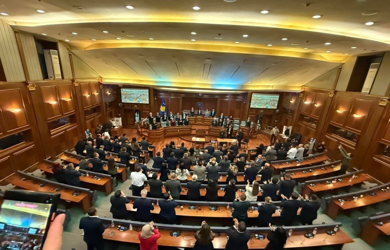 Justina Shiroka-Pula eletta presidente del Kosovo e presta giuramento davanti ai deputati: sarò il presidente di tutti i cittadini