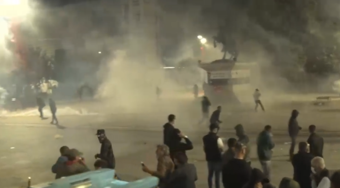 Kosovo: situazione in escalation, polizia usa gas lacrimogeni per disperdere i manifestanti