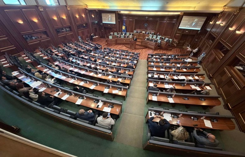L'Assemblea del Kosovo apre la strada alle modifiche della Corte Speciale: legge approvata in principio con 91 voti