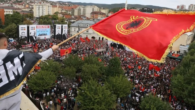La libertà ha un nome: manifestazione a Pristina contro la decisione della Corte Speciale sui ex-capi dell'UÇK