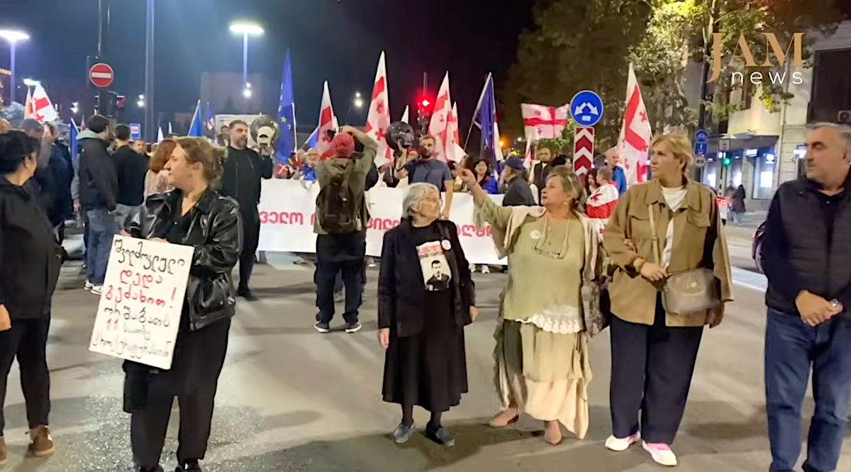 Marcia di sabato a Tbilisi evidenzia i problemi sistemici delle carceri – Podcast video «Proteste in Georgia»