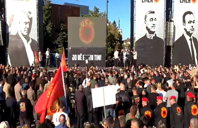 No nel mio nome: protesta di nuovo davanti al Parlamento del Kosovo, si chiede l'approvazione della legge sulla Corte Speciale