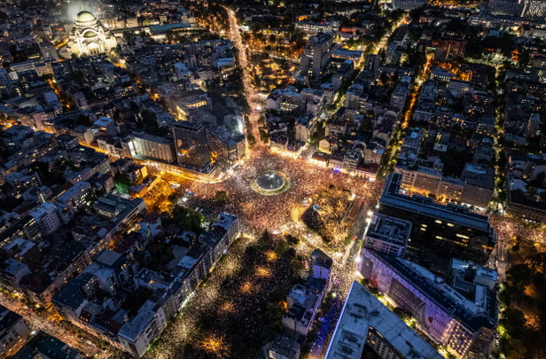 Protesta maestosa a Belgrado: circa 150 mila cittadini a sostegno degli studenti contro Vučić