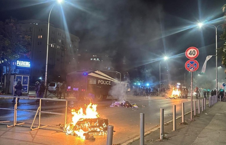Scontri durante la protesta a Pristina: 12 feriti, tra cui 6 agenti di polizia e il nipote di Hashim Thaçi. Tre manifestanti accompagnati.